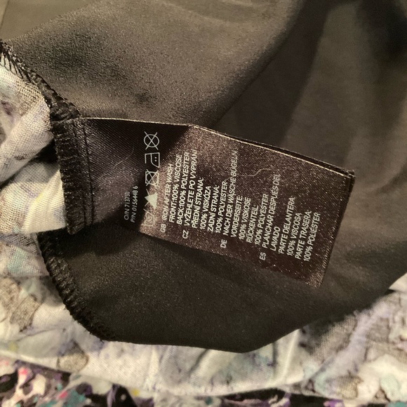 “H&M FLORAL SPLIT BACK “ Short Sleeved Top. - Picture 12 of 15